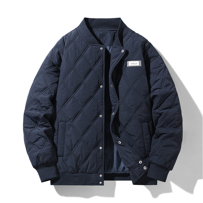 Jachetă din bumbac căptușită, cu guler stand, închidere cu nasturi pe un rând, umplutură poliester, căptușeală poliester, buzunare laterale