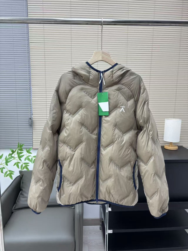 Αθλητικό βαμβακερό μπουφάν με κουκούλα, ψηλό γιακά, φερμουάρ, γέμισμα πολυεστέρα, μεσαίο μήκος