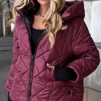 Κοντή καπιτονέ γυναικεία μπουφάν με κουκούλα – γέμισμα πολυεστερικό-βαμβάκι, ύφασμα πολυεστέρα, φερμουάρ, μακριά μανίκια, μεσαίο πάχος, φθινοπωρινό-χειμερινό 2025