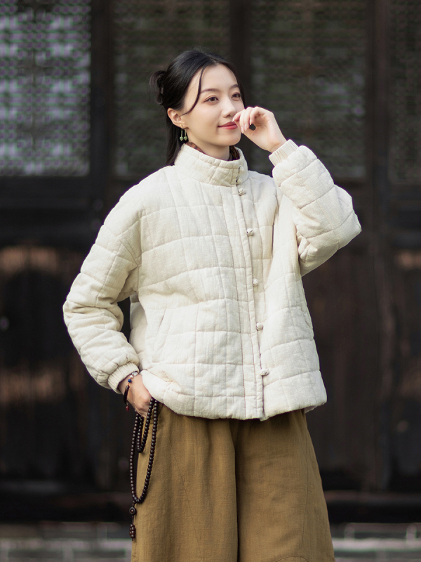 Geacă din bumbac căptușită, croială lejeră, guler înalt, model pătrățos căptușit, închidere cu nasturi tip frog, umplutură: imitatie de mătase-pamuc, țesătură principală: ramie și bumbac, mâneci lungi, stil retro