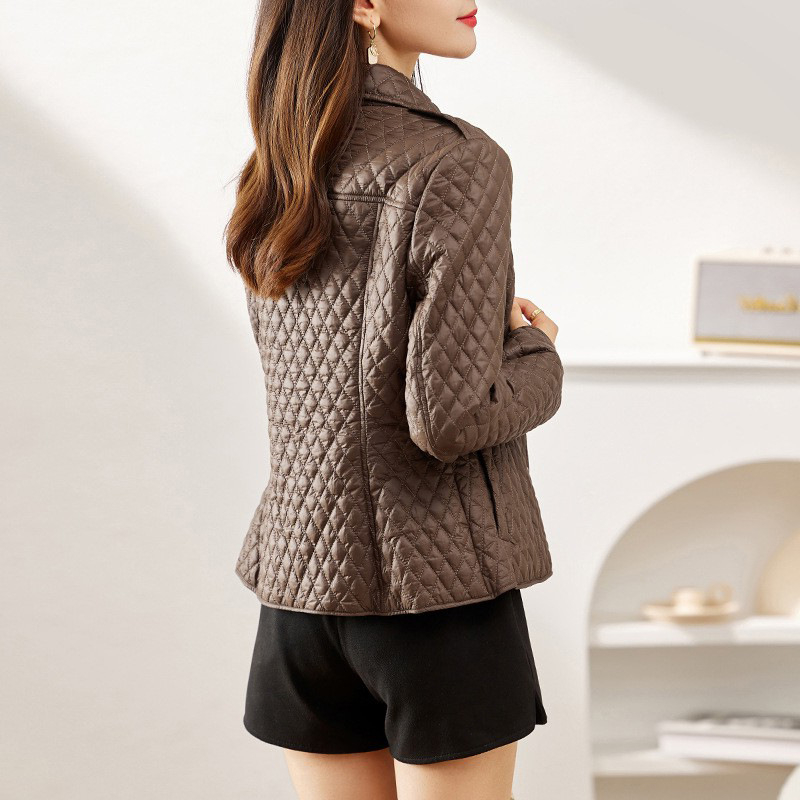 Jachetă scurtă pentru femei, umplutură din bumbac-puf, țesătură poliester, model quilt diamant, guler rever, nasturi ascunși, iarnă 2025