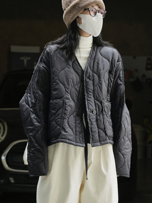 Geacă damă din bumbac, cafptușită, cu design în contrast, siluetă lejeră, căldură ușoară (Țesătură Chenille; Compoziție principală: Nylon ≥95%; Umplutură: fibră de mătase imitata; Guler: rotund)