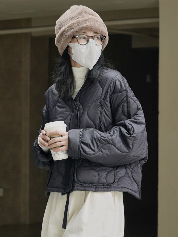 Geacă damă din bumbac, cafptușită, cu design în contrast, siluetă lejeră, căldură ușoară (Țesătură Chenille; Compoziție principală: Nylon ≥95%; Umplutură: fibră de mătase imitata; Guler: rotund)