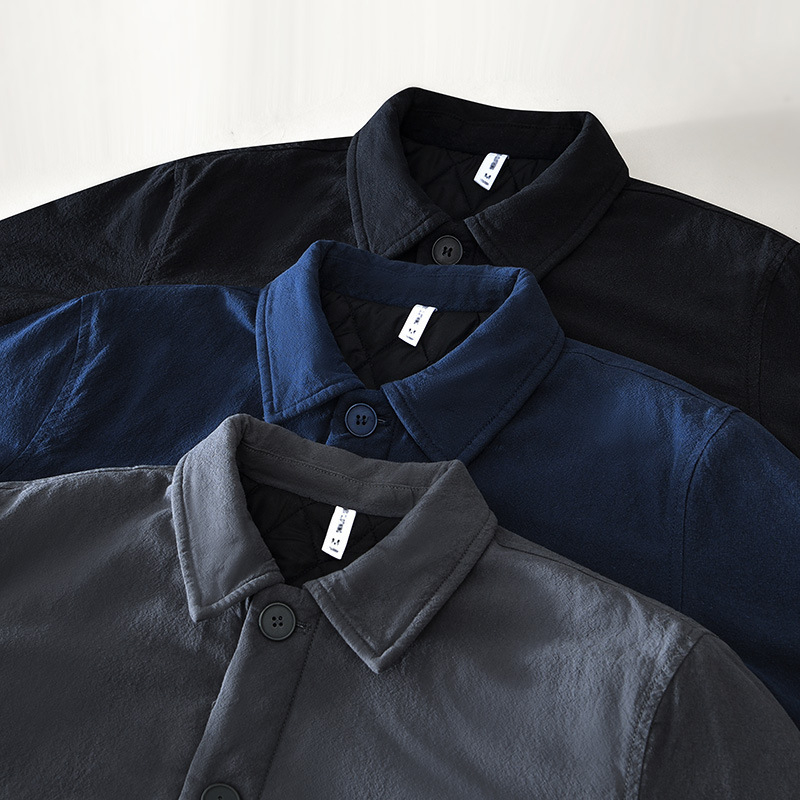 Jachetă bumbac cu umplutură poliester, croială lejeră, fără glugă, închidere în față cu nasturi, material principal 100% bumbac, căptușeală poliester, pentru iarna 2025
