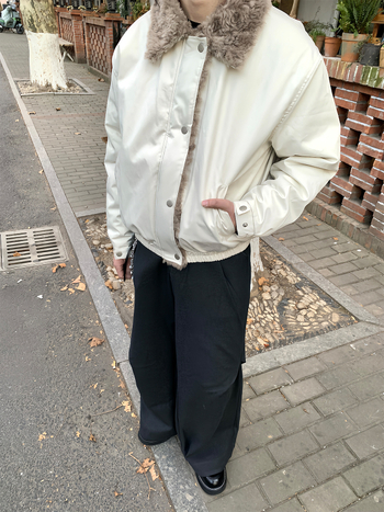 Ανδρικό bomber με παχιά επένδυση από βαμβάκι, ριγέ σχέδιο, σταθερός γιακάς, φερμουάρ και patch τσέπες