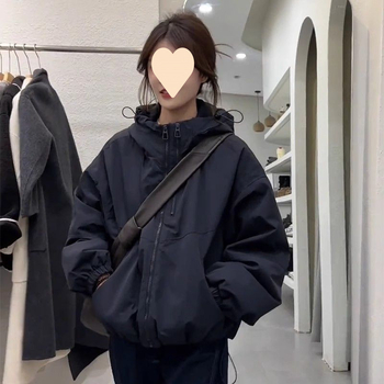 Pamukom ispunjena jakna, bez rukava, ultra kratka dužina, ovratnik polo; chenille tkanina s elastanom; punilo od svile i pamuka