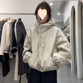 Pamukom ispunjena jakna, bez rukava, ultra kratka dužina, ovratnik polo; chenille tkanina s elastanom; punilo od svile i pamuka