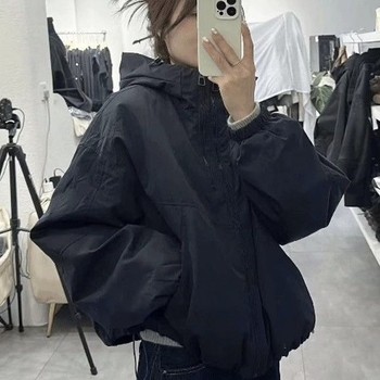 Pamukom ispunjena jakna, bez rukava, ultra kratka dužina, ovratnik polo; chenille tkanina s elastanom; punilo od svile i pamuka