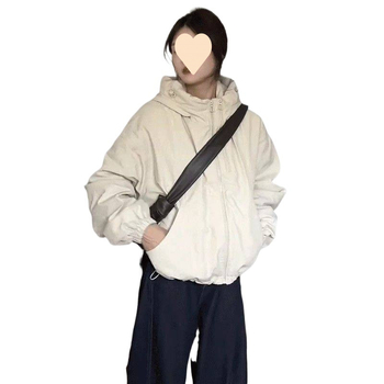 Pamukom ispunjena jakna, bez rukava, ultra kratka dužina, ovratnik polo; chenille tkanina s elastanom; punilo od svile i pamuka