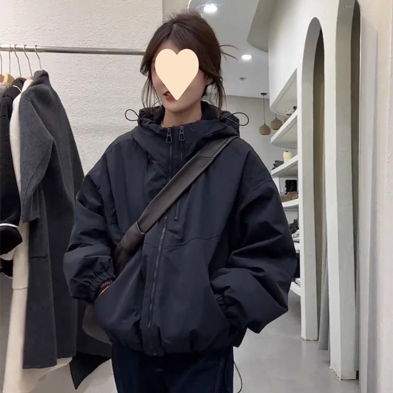 Pamukom ispunjena jakna, bez rukava, ultra kratka dužina, ovratnik polo; chenille tkanina s elastanom; punilo od svile i pamuka