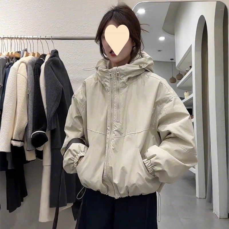 Pamukom ispunjena jakna, bez rukava, ultra kratka dužina, ovratnik polo; chenille tkanina s elastanom; punilo od svile i pamuka