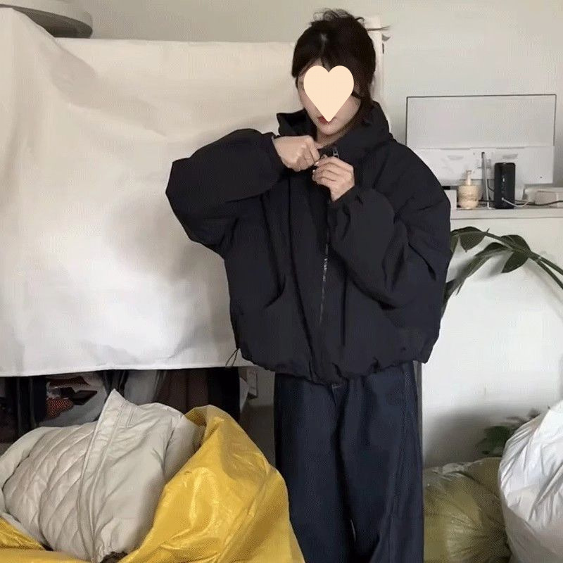 Pamukom ispunjena jakna, bez rukava, ultra kratka dužina, ovratnik polo; chenille tkanina s elastanom; punilo od svile i pamuka