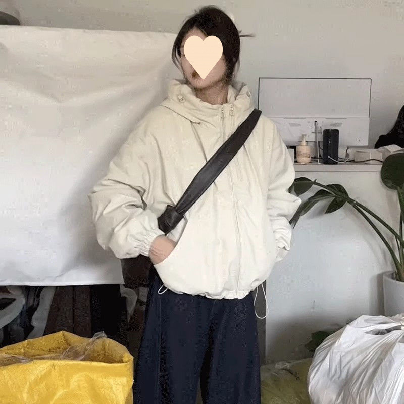 Pamukom ispunjena jakna, bez rukava, ultra kratka dužina, ovratnik polo; chenille tkanina s elastanom; punilo od svile i pamuka