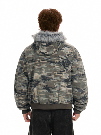 Geacă din bumbac cu model camuflaj, glugă cu guler de blană, fermoar, lungime medie.