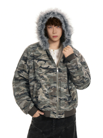 Geacă din bumbac cu model camuflaj, glugă cu guler de blană, fermoar, lungime medie.