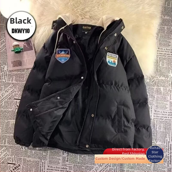 Jachetă căptușită cu bumbac, cu glugă, croială lejeră, mâneci lungi, închidere cu fermoar, lungime medie 50–65 cm