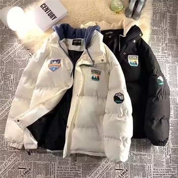 Jachetă căptușită cu bumbac, cu glugă, croială lejeră, mâneci lungi, închidere cu fermoar, lungime medie 50–65 cm