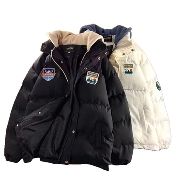 Jachetă căptușită cu bumbac, cu glugă, croială lejeră, mâneci lungi, închidere cu fermoar, lungime medie 50–65 cm