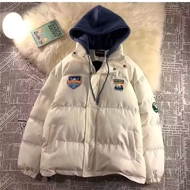 Jachetă căptușită cu bumbac, cu glugă, croială lejeră, mâneci lungi, închidere cu fermoar, lungime medie 50–65 cm