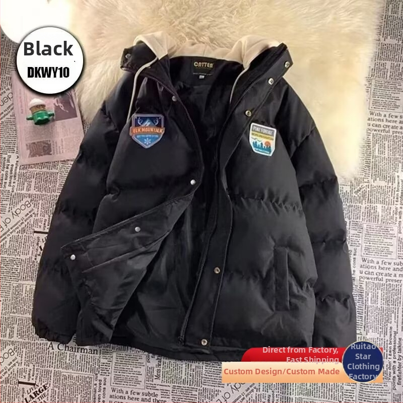 Jachetă căptușită cu bumbac, cu glugă, croială lejeră, mâneci lungi, închidere cu fermoar, lungime medie 50–65 cm