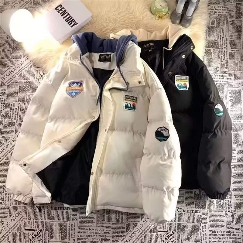 Jachetă căptușită cu bumbac, cu glugă, croială lejeră, mâneci lungi, închidere cu fermoar, lungime medie 50–65 cm