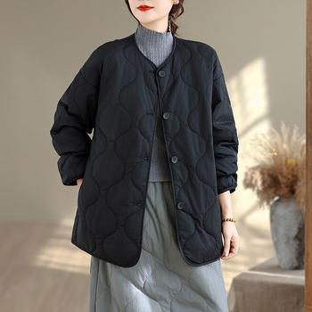 Geacă de damă cu umplutură din poliester-pamuc, material amestec poliester-pamuc, lungime 50–65 cm, mâneci lungi, guler rotund