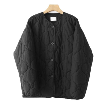 Geacă de damă cu umplutură din poliester-pamuc, material amestec poliester-pamuc, lungime 50–65 cm, mâneci lungi, guler rotund