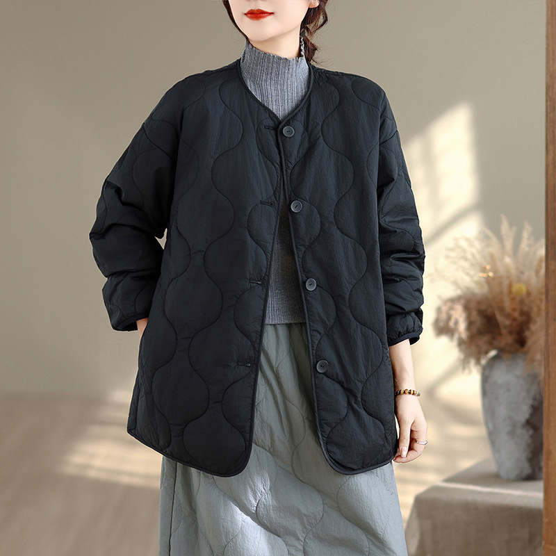 Geacă de damă cu umplutură din poliester-pamuc, material amestec poliester-pamuc, lungime 50–65 cm, mâneci lungi, guler rotund