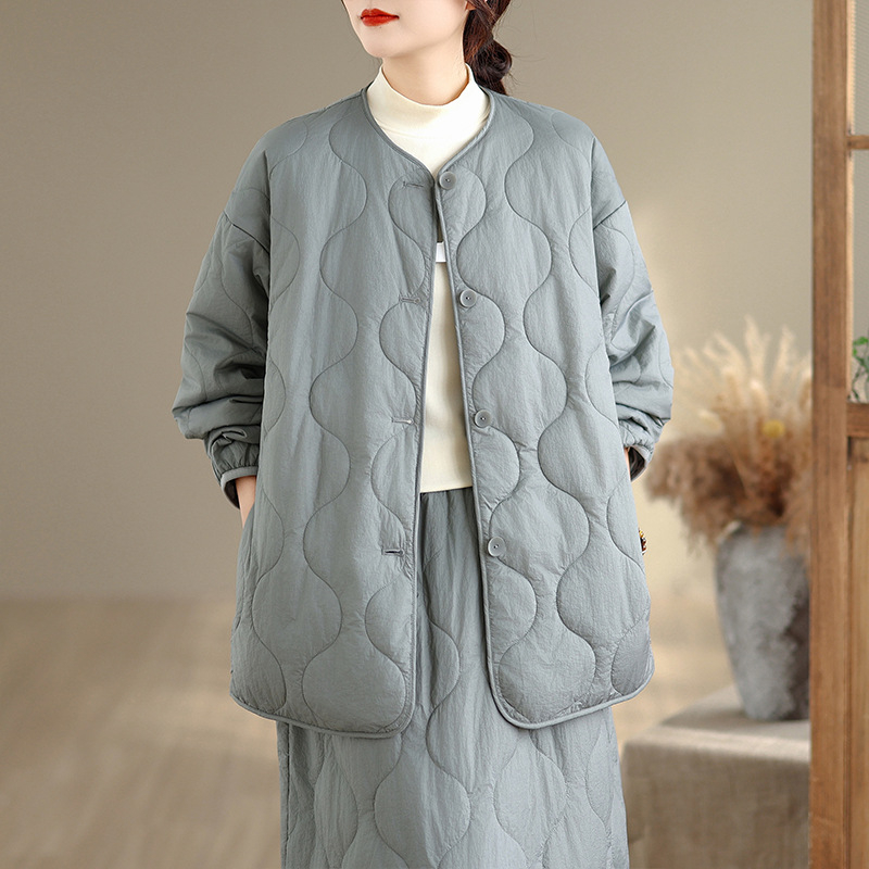 Geacă de damă cu umplutură din poliester-pamuc, material amestec poliester-pamuc, lungime 50–65 cm, mâneci lungi, guler rotund