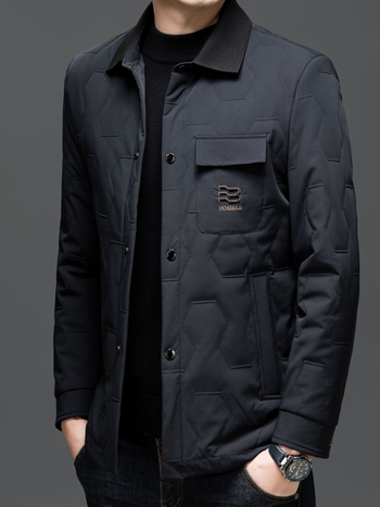 Geacă căptușită cu bumbac, glugă, croială lejeră, cu nasturi pe un rând, lungime medie, iarnă, culoare solidă, buzunare laterale