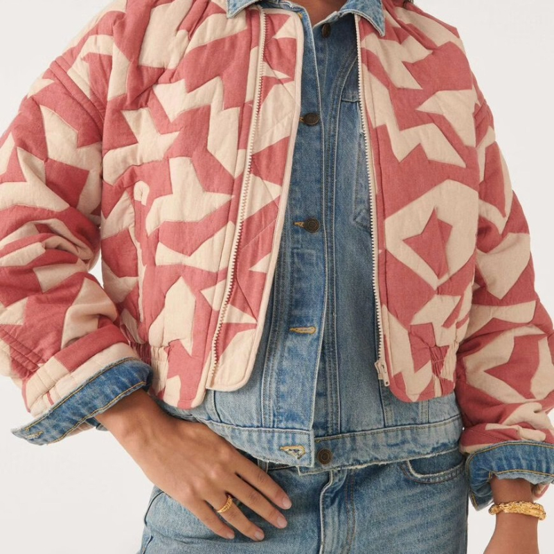 Palto cu umplutură de bumbac, din poliester amestecat, cu fermoar, guler rotund, croială lejeră.