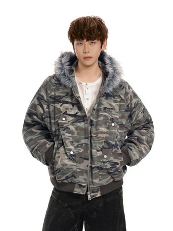Oreeta jachetă din bumbac cu model camuflaj, cu glugă, fermoar și guler de blană