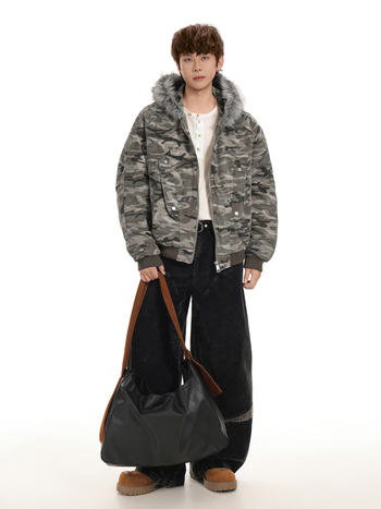 Oreeta jachetă din bumbac cu model camuflaj, cu glugă, fermoar și guler de blană