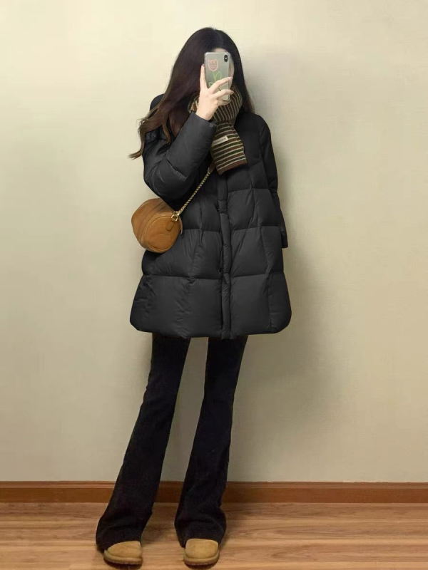 Palto pentru femei din chenille cu elastan, umplutură din imitatie de mătase-cotton, guler polo, fermoar, lungime medie 65–80 cm, mâneci lungi, croială dreaptă, fără glugă