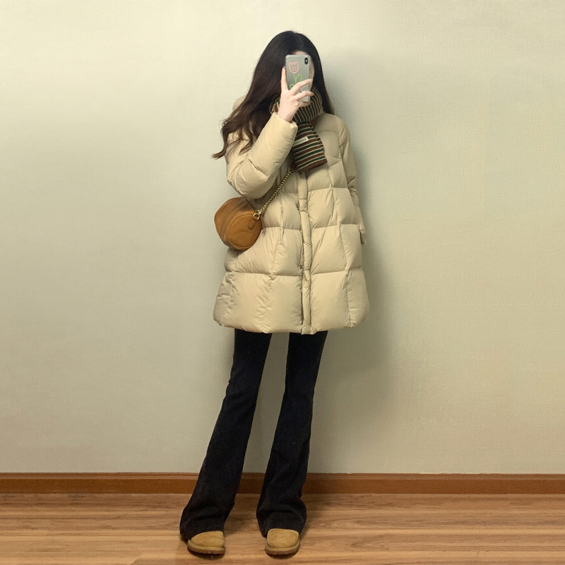 Palto pentru femei din chenille cu elastan, umplutură din imitatie de mătase-cotton, guler polo, fermoar, lungime medie 65–80 cm, mâneci lungi, croială dreaptă, fără glugă