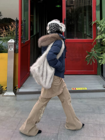 Geacă scurtă din Chenille pentru femei, stil coreean, iarnă 2025, umplutură poliester, țesătură principală 90–95% poliester, fermoar, guler polo