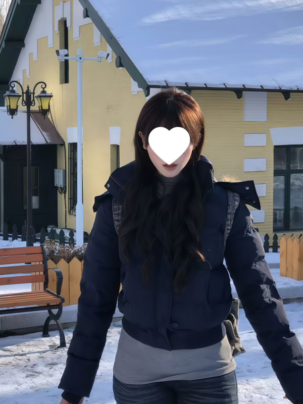 Geacă scurtă din Chenille pentru femei, stil coreean, iarnă 2025, umplutură poliester, țesătură principală 90–95% poliester, fermoar, guler polo