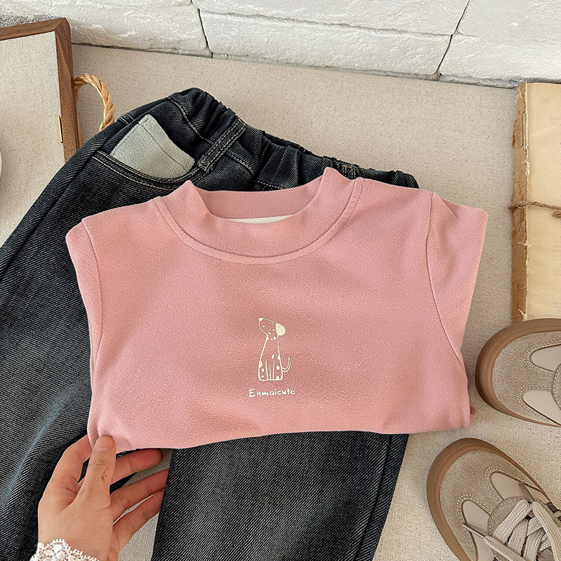 Tricou de bază pentru băieți din velur Derong, stil coreean, mâneci lungi, guler rotund, iarnă 2025, model desen animat, țesătură 90% poliester.