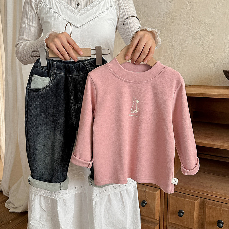 Tricou de bază pentru băieți din velur Derong, stil coreean, mâneci lungi, guler rotund, iarnă 2025, model desen animat, țesătură 90% poliester.