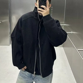 Jachetă scurtă căptușită cu bumbac, guler stand-up, fermoar, buzunare patch, căptușeală din poliester