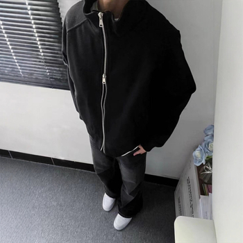 Jachetă scurtă căptușită cu bumbac, guler stand-up, fermoar, buzunare patch, căptușeală din poliester