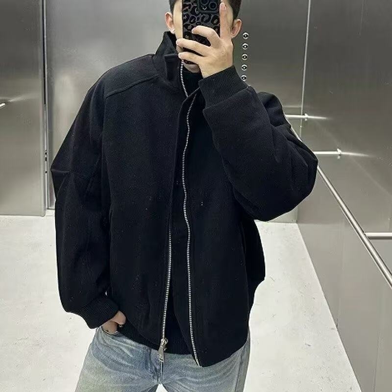 Jachetă scurtă căptușită cu bumbac, guler stand-up, fermoar, buzunare patch, căptușeală din poliester