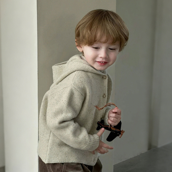 Cardigan tricotat cu glugă pentru copii, iarnă 2025, stil coreean, mâneci lungi, închidere cu nasturi pe un singur rând, model simplu