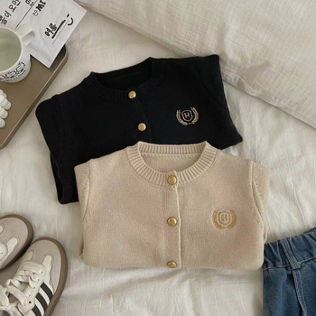 Cardigan pentru copii, stil colegiu, 70% bumbac, mâneci lungi, închidere cu nasturi pe un rând, model brodat cu personaje de desene animate