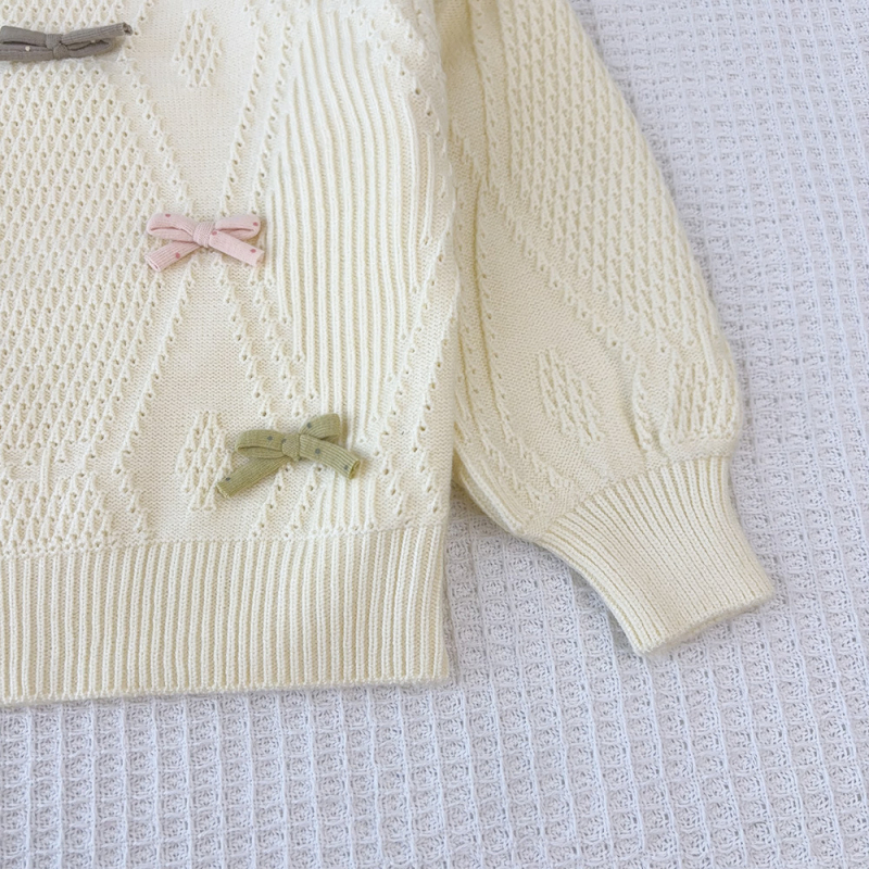 Set pentru copii din două piese: pulover tricotat în stil coreean cu funda și fustă asortată; mâneci lungi, guler rotund; culoare solidă; material acrilic; pentru copii între 3 și 8 ani; toamnă/iarnă.