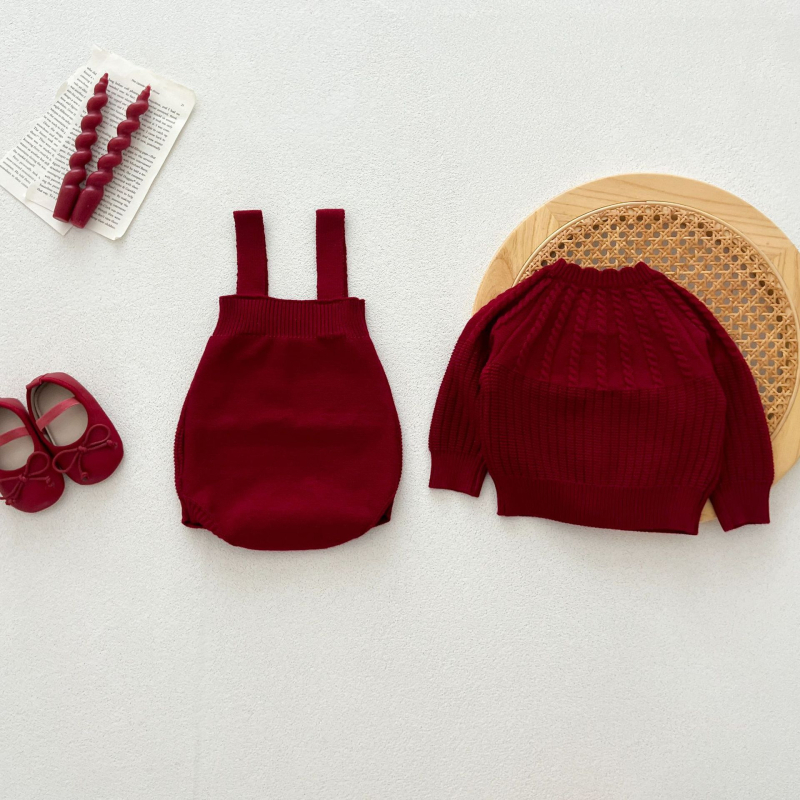 Set tricotat pentru copii, două piese – stil prințesă, mâneci lungi, închidere cu nasturi simple, 90% acrilic.