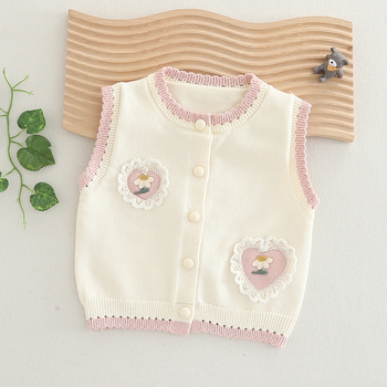 Vesta tricotată pentru fetițe fără mâneci — guler rotund, închidere cu nasturi, țesătură subțire, model desen animat