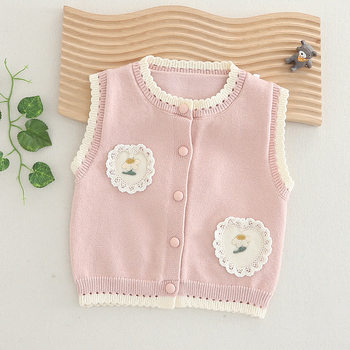 Vesta tricotată pentru fetițe fără mâneci — guler rotund, închidere cu nasturi, țesătură subțire, model desen animat