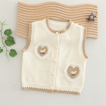 Vesta tricotată pentru fetițe fără mâneci — guler rotund, închidere cu nasturi, țesătură subțire, model desen animat