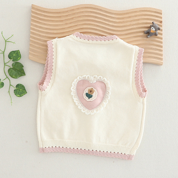 Vesta tricotată pentru fetițe fără mâneci — guler rotund, închidere cu nasturi, țesătură subțire, model desen animat